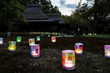 吉城園を照らすランタン(きたまちといろ実行委員会提供)