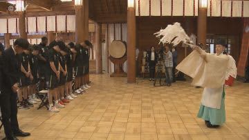 日本代表の活躍で注目　バスケットボール・レバンガ北海道の選手が必勝祈願　北海道神宮