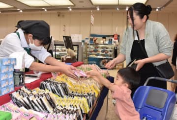 北海道から沖縄まで厳選された味が集結する「第15回秋の全国うまいもの大会」は6日、盛岡市菜園のカワトクで始まった