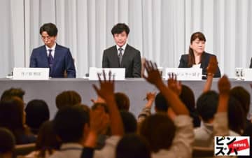 会見に臨んだ、藤島ジュリー景子氏、東山紀之ジャニーズ事務所新社長、井ノ原快彦