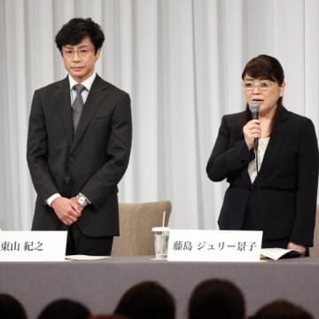 故・ジャニー喜多川氏の性加害問題についてジャニーズ事務所が会見（左から井ノ原快彦氏、東山紀之新社長、藤島ジュリー景子現社長）／（Ｃ）日刊ゲンダイ