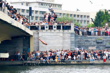 天津市で最近、橋の上から川に飛び込む中高年の男性らに注目が集まっている。