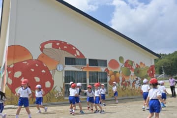 東京芸術大の学生が園舎に描いた新たな壁画=北茨城市関南町関本下の誠之会幼稚園