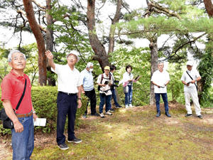 会津美里町の向羽黒山城跡で歴史を学ぶ参加者