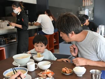 黄金製麺食堂でラーメンを味わう来店客