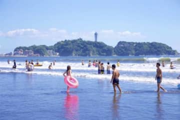 コロナ禍前の海水浴客数まで回復しつつある片瀬西浜・鵠沼海水浴場（藤沢市提供）