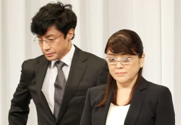 東山紀之新社長（左）と藤島ジュリー景子氏（Ｃ）日刊ゲンダイ