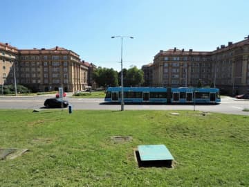 ポルバ地区へは路面電車、路線バスでアクセスできる