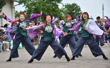 パレード会場で踊りはじける招待チーム「北海道大学〝縁〟」=神栖市木崎