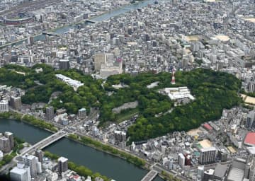 「平和の丘」として広島市が整備を進めている比治山公園。放影研（中央右）の移転後の跡地活用が今後のポイントになる