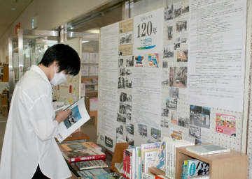 バス運行の１２０年の歴史と関連図書を展示している胆沢図書館の「話題ピックアップ！」