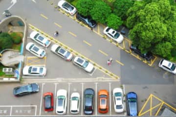 中国工業・情報化部の辛国斌副部長は、「中国の組み合わせ運転支援機能を備える乗用車の新車販売台数に占める割合が今年上半期に42．4％に達した」と述べた。写真は南京。