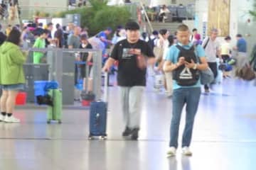 中国の鉄道当局は9月27日から10月1日および10月4日から7日までの間、夜行高速列車を200本増発する予定で、乗車券が続々と発売されている。写真は南京駅。