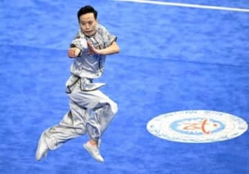 9月24日、第19回アジア競技大会の武術の男子長拳の試合が浙江省杭州市の蕭山瓜瀝文化スポーツセンターで行われ、中国の孫培原選手が9．840点の得点で金メダルを獲得した。