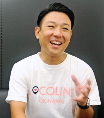 おもてなしアプリ「LOCOLINK」をPRするOCARIMの山田剛社長＝8月、沖縄タイムス北部支社