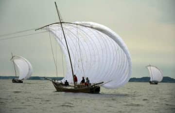 行方、かすみがうら、土浦3市合同による帆引き船操業=霞ケ浦