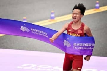 浙江省杭州市の智慧新天地沿岸景観帯で10月5日、杭州アジア大会陸上男子マラソンの決勝が行われ、中国の何傑選手が2時間13分2秒のタイムで優勝し、金メダルを手にした。