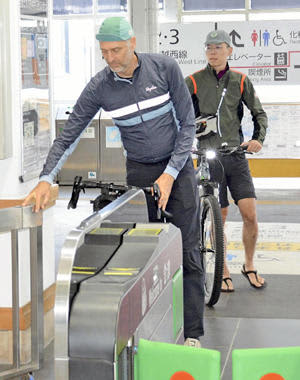 自転車での旅を終え、会津若松駅の改札から出るライスさん（左）とマオさん