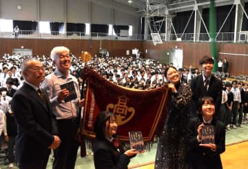 講演後、県立土浦三高の生徒と記念撮影する作家の辻村深月さん(右から3人目)=土浦市大岩田