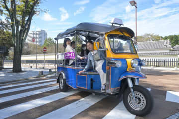 21日から水戸市内で運行が始まるトゥクトゥク=水戸市三の丸