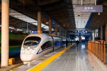 西安駅と北京を結ぶ高速鉄道の運行が正式に始まった。