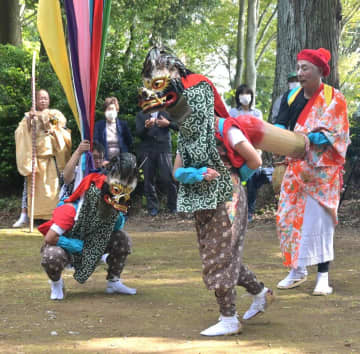 7年ぶりに奉納された子どもたちのささら舞=北茨城市関本町富士ケ丘