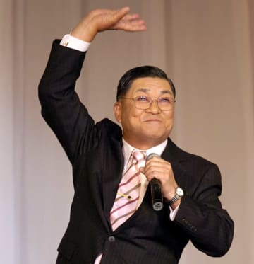 昭和九年会のチャリティーディナーショーに出演する財津一郎さん（2005年）／（Ｃ）共同通信社
