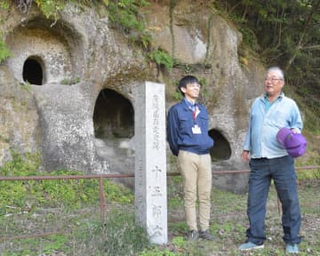 十五郎穴横穴群が国指定史跡になることを喜び合うひたちなか市生活・文化・スポーツ公社の稲田健一文化課長補佐と同横穴群を所有する西野茂行さん(右)=同市中根