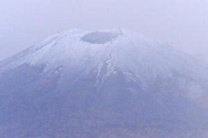 初冠雪を観測した吾妻山周辺と吾妻小富士＝21日午後4時18分、福島市