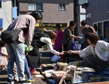 多くの親子連れらが訪れた古本市=利根町布川