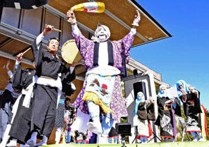 津島地区で15年半ぶりに「南津島の田植踊」を披露した会員と学生たち＝22日午後、浪江町