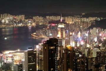 「不夜城」と言われてきた香港で今、政財界が夜間の市民の外出と経済活動の掘り起こしに躍起になっている。夜の街から人が消え、「夜経済」が落ち込んでいるからだ。