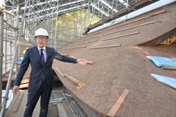 檜皮ぶき屋根の改修について話す川田徳宏社長=鹿嶋市宮中