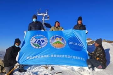 中国科学院大気物理研究所と新疆ウイグル自治区気象局からなる科学調査隊は22日、崑崙山脈の標高5896mの臥竜崗で、多要素自動気象観測所「臥竜崗気象観測所」の建設に成功した。