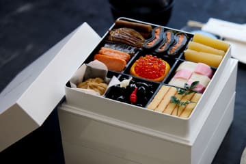 「DEAN ＆ DELUCA OSECHI 2024」（3～5名用・54,000円）　※限定500セット　※消費期限：2024年1月1日（月）　※ハレのうつわ「重箱」のリユース利用の場合50,760円に割引