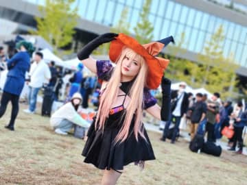 ハロウィン感あふれる『着せ恋』喜多川海夢のコスプレを楽しむ卯月るみ さん（東京，池袋＝編集部撮影）