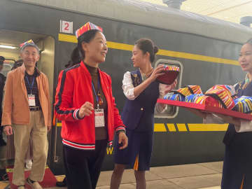 中国新疆ウイグル自治区行き観光列車、過去５年で３９３本運行