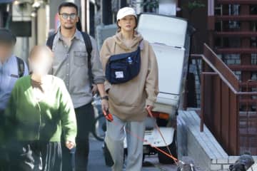 10月下旬、恋人と犬の散歩をする米倉