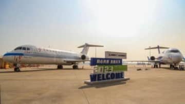 中国製ジェット機ARJ21の旅客機から貨物機への「改造機」第1弾となる2機が、30日に広東省広州市で引き渡された。