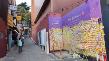 韓国の尹錫悦大統領は10月末、日本人2人を含む159人が死亡したソウル・梨泰院雑踏事故1年の追悼式への参列を見送る一方、朴正熙元大統領の追悼式には現職大統領として初めて出席した。写真は梨泰院。