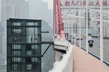 重慶市にある朝天門長江大橋でエレベーターのテスト運用がスタートした。