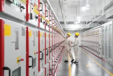 11月4日、国家電網上海青浦供電公司の変電所内を確認する職員。 