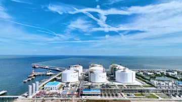 中国初の27万立方メートル液化天然ガスタンク、現在世界でも最大容量のLNGタンクが、中国石化青島LNG受入基地で正式に使用開始された。