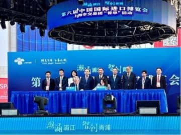 上海で開催中の第6回中国国際輸入博覧会において、上海市交易団が5日午後、1件目の取引を成立させた。