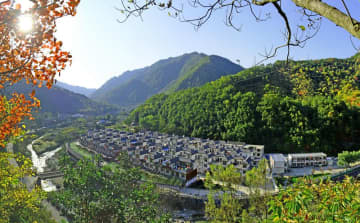 陝西省の秦嶺山脈・南麓の山奥にある朱家湾村では、秋が深まると、赤や黄色に染まった木々がそよ風に揺られ、風景画のようなのどかな景色が広がる。