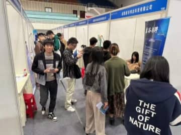 中国の若者はネットショッピングの際に「自分を向上させる」がキーワードとなっている。写真は就職活動をする四川省成都市の大学生。