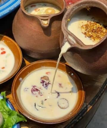 中国では今年の冬、陶器製のティーポットを使ってミルクを温めて飲む「ティーポットホットミルク」が人気となっている。