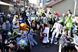 昨年のUFOフェスティバルの様子。宇宙人に仮装した多くの参加者が商店街をパレードした＝2022年11月