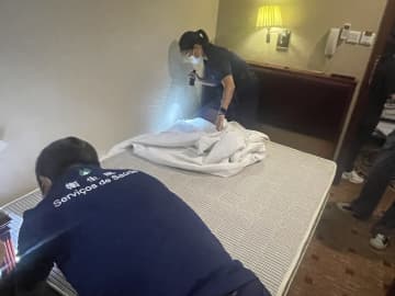 マカオ政府衛生局がホテルで実施したトコジラミ検査の様子（写真：SSM）