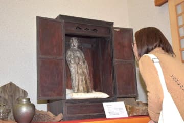 今年初めて公開された法専寺の聖徳太子立像=常陸大宮市東野